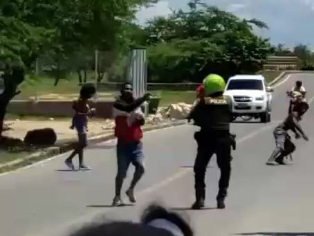 En Cartagena, la comunidad le tira piedras a la policía para que un delincuente no sea capturado