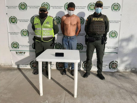  POLICÍA Y COMUNIDAD CAPTURAN SUJETO AL INTERIOR DE UNA RESIDENCIA EN EL BARRIO EL JARDÍN