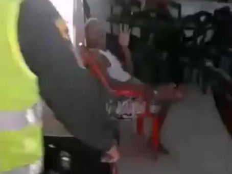 Un Policía en la Zona Bananera ejemplo de servir a la comunidad.