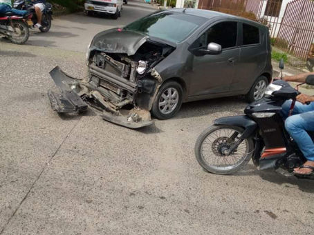 Ambulancia chocó contra un vehículo en el centro de montería.