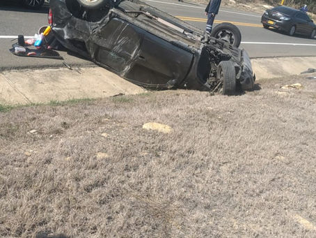 Conducía su vehículo, lo pica una avispa y termina volcándose el automotor en la vía al mar, Tubará