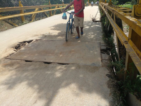 Sampués - Aracataca: comunidad protesta y exige la construcción de un nuevo puente y no reparcheos