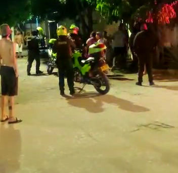 Policía apunta con su arma a una mujer y otro le da una patada a un perro en Sabanagrande Atlántico
