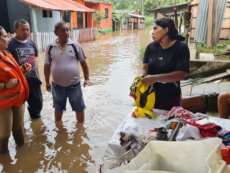 Gobernación atiende a las familias más afectadas por fuertes lluvias y desbordamiento de río 