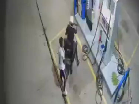 Intentaron atracar a un despachador de estación de gasolina, pero este les echo gasolina y huyeron