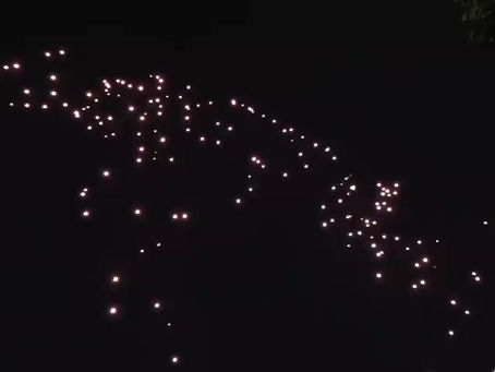 Más de 300 drones volaron sobre el cielo de Seúl Korea del Sur para recordar el uso de la mascarilla