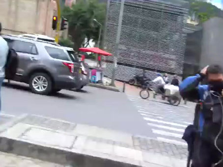 Periodistas de Bogotá denuncian abuso policial, al retirarlos del sitio donde grababan una noticia.