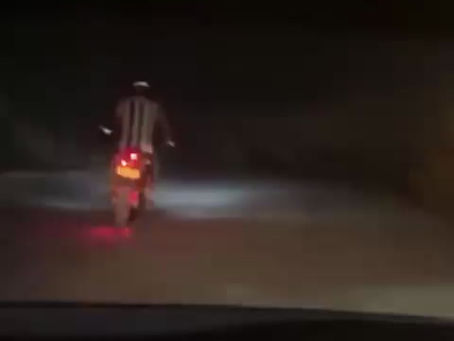 En vídeo quedo registrado como un motociclista en aparente estado de embriaguez cae al río Suárez