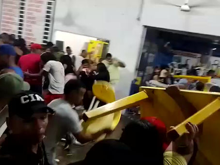 Pelea con tiros en el establecimiento Donde Lola, en Pescaito, intolerancia y multitud en el lugar