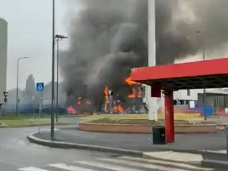 Avión en Milán, Italia, se estrella minutos después de despegar contra edificio abandonado 8 muertos