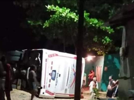 Un bus de la empresa Brasilia se volcó en el sector conocido como Divino Niño de Ciénaga de Oro.