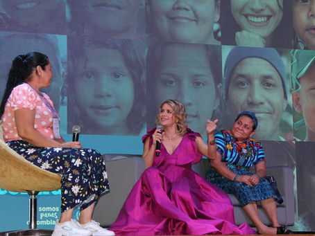 Adriana Lucía y Rigoberta Menchú unidas contra la xenofobia