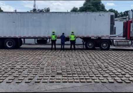 HALLAN MÁS DE UNA TONELADA DE MARIHUANA EN UN TRACTOCAMIÓN QUE TRANSPORTABA POLLOS EN LA GUAJIRA.