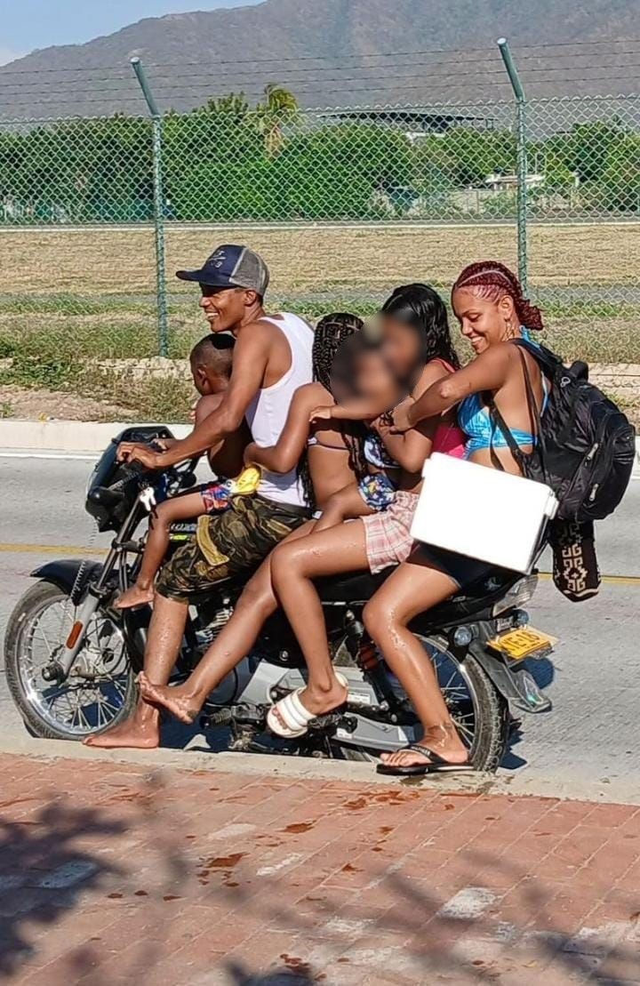 Irresponsabilidad al volante: Captan a seis personas a bordo de una motocicleta cerca del Aeropuerto de Santa Marta