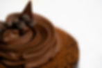 Postre de chocolate con crema, ideal para branding gastronómico.