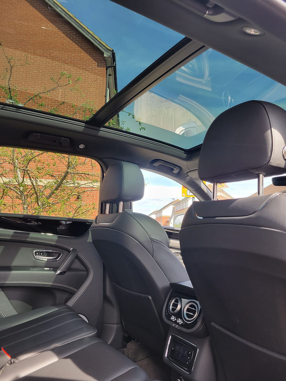 Thumbnail: Bentley Bentayga 4.0L V8 Diesel 
