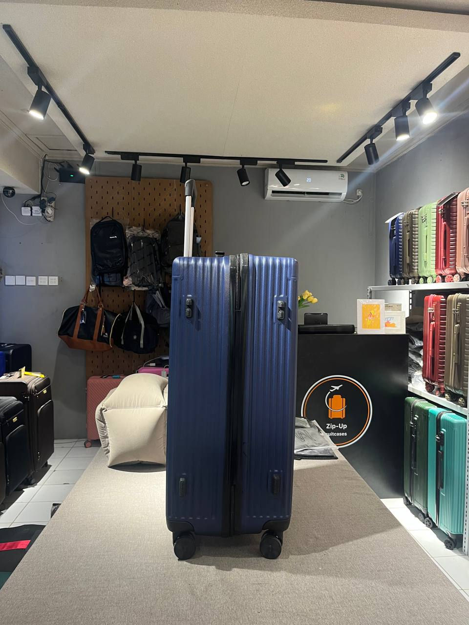 Thumbnail: Suitcase Travel Gate Reguler 28 Inch, L