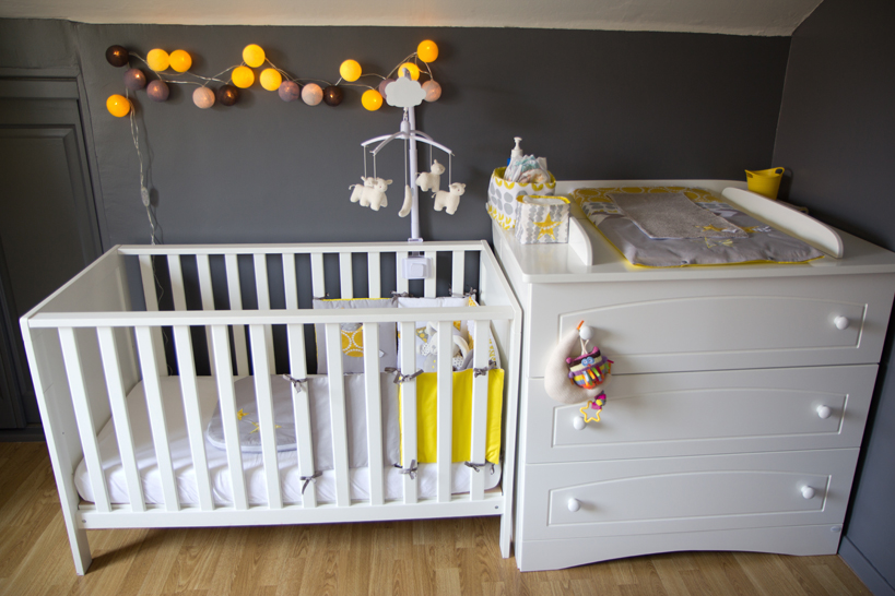 Coin lit et change chambre bébé en jaune, gris, blanc Source : Blog d’Annesotte. Créations : « Les p’tites Merveilles de Bérénice »