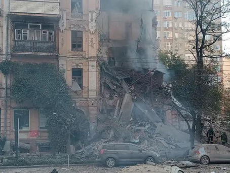 РОСІЯНИ ДРОНАМИ-КАМІКАДЗЕ ЗРУЙНУВАЛИ ІСТОРИЧНИЙ БУДИНОК У ЦЕНТРІ КИЄВА. ВІДОМО ПРО 4 ЗАГИБЛИХ