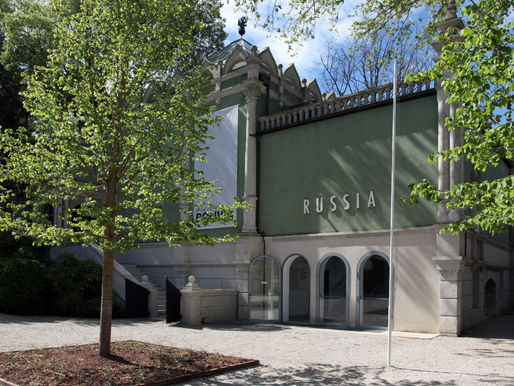 Російська сторона заявила, що їхній павільйон під час Венеційської бієнале буде закритий, але заявлений ними проєкт транслюватиметься крізь відчинені (у Європу) вікна.