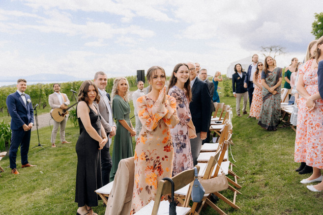 Hochzeit in der Schweiz am Genfersee, Gilly, Destinationwedding Switzerland, Julia Tukovics Fotografie, Entry of the bride
