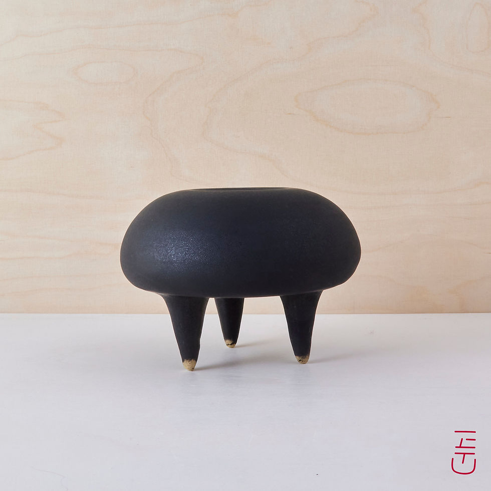 Černá nohatá váza/objekt