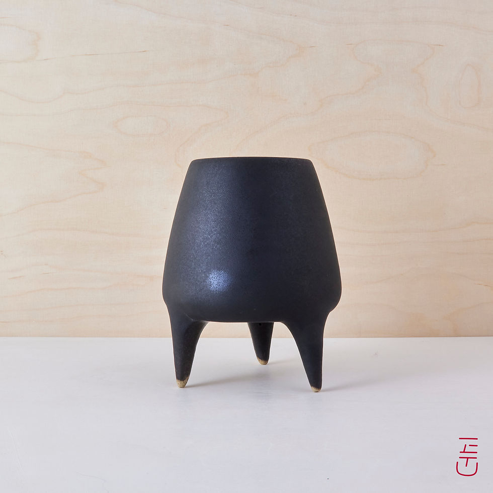 Černá nohatá váza/objekt