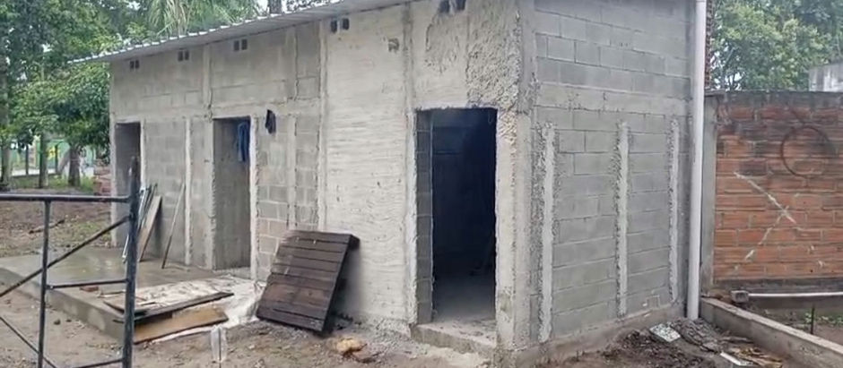 Avance en la construcción de baños para la carrera de Medicina