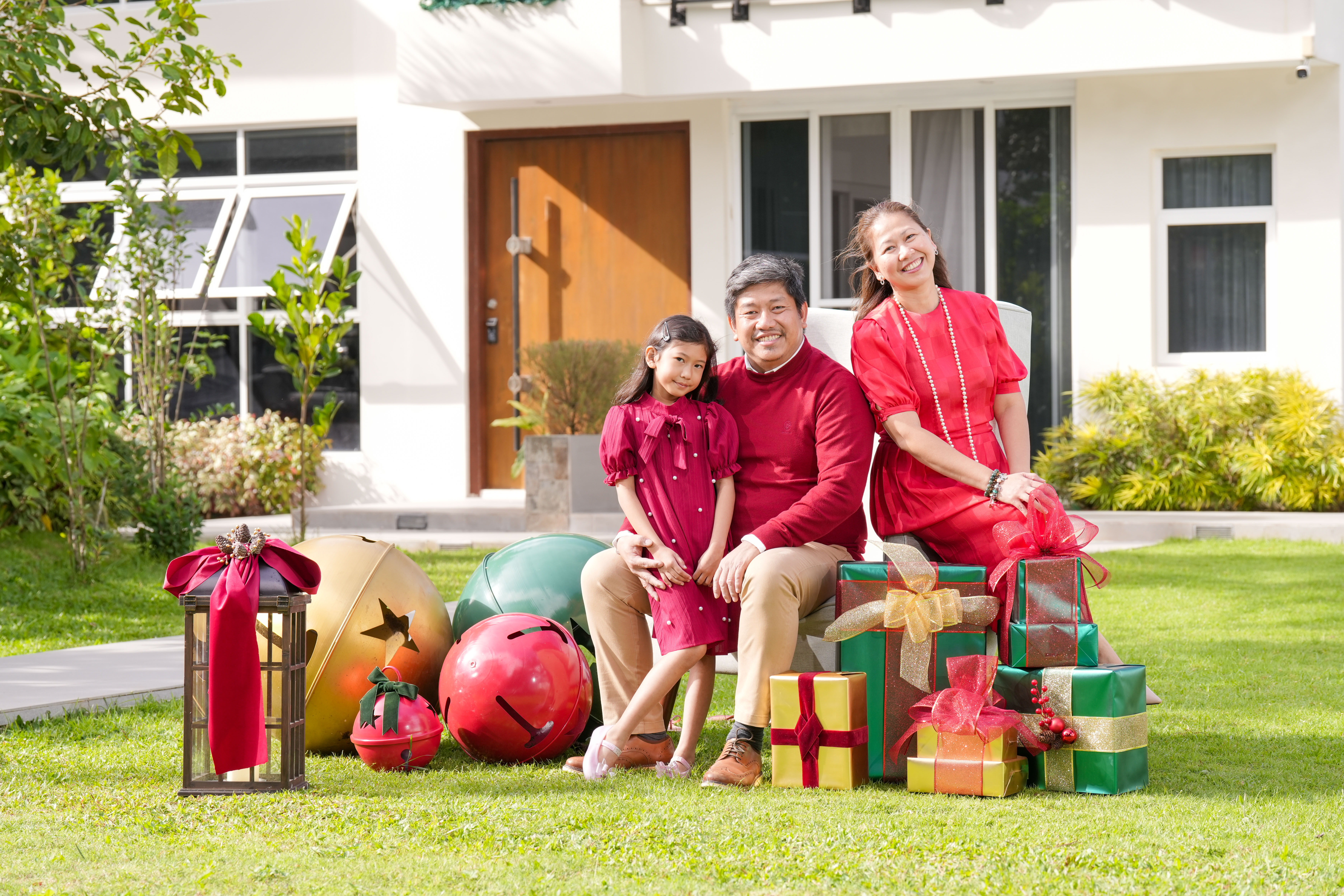 Family portrait by SNP Creative Studio