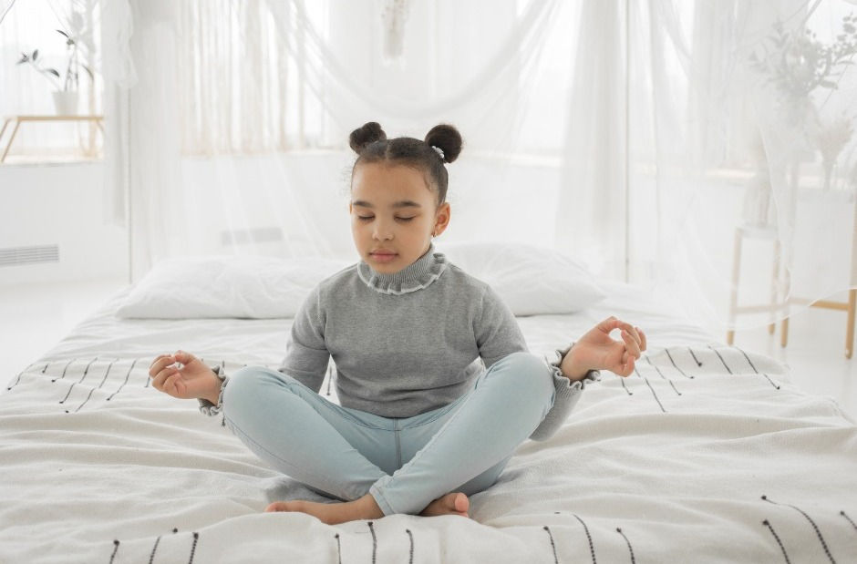 Un enfant calme sur un lit, méditation. Coin calme