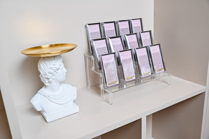 Lashes packs with statue