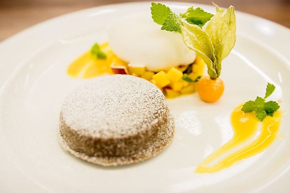 Schokotörtchen mit flüssigem Kern / Früchte-Ratatouille / Kokossorbet