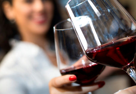 Konsumimi i verës mund t’ju bëjë më të zgjuar, thonë ekspertët