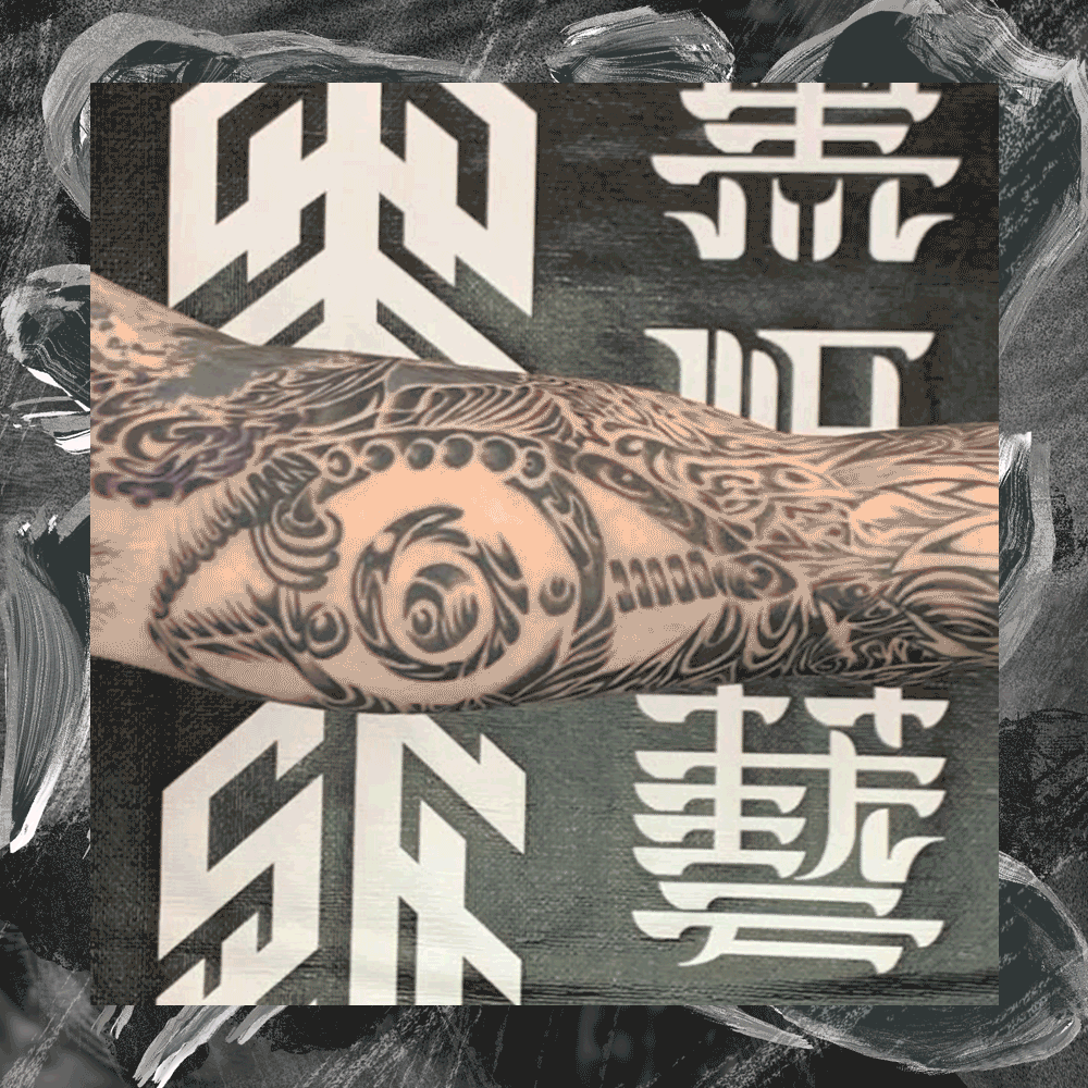 手臂刺青｜黑灰旋紋圖騰・圓眼意象與流動符號設計