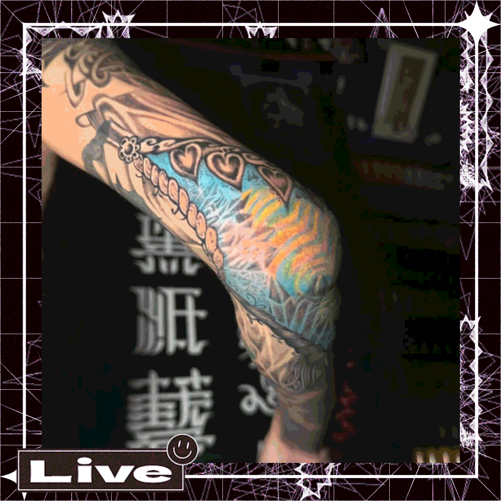 手臂刺青｜彩色葉脈紋理・愛心符號與流線包覆設計