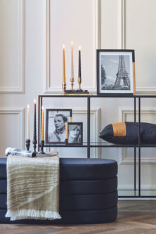 Regal schwarz, Bilderrahmen, Kerzen, Polster/Kissen, Decke, Sitzpouf