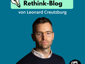 Leonard Creutzburg ist auf dem Bild. Blauer Hintergrund.