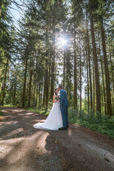 Kussfoto im Wald