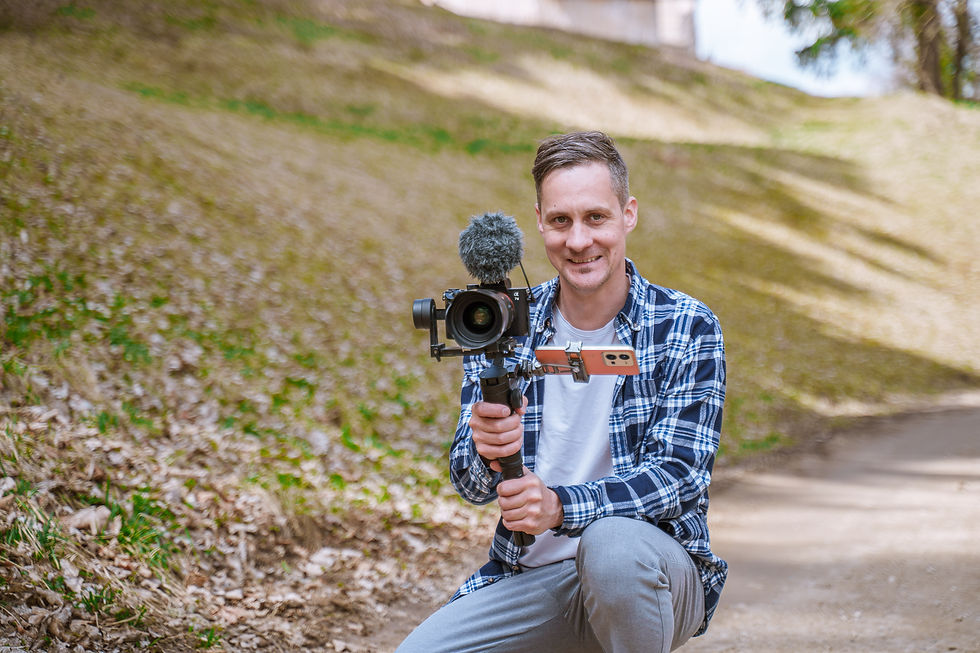 Inhaber Peter Holzmann bei der Arbeit mit einem Gimbal