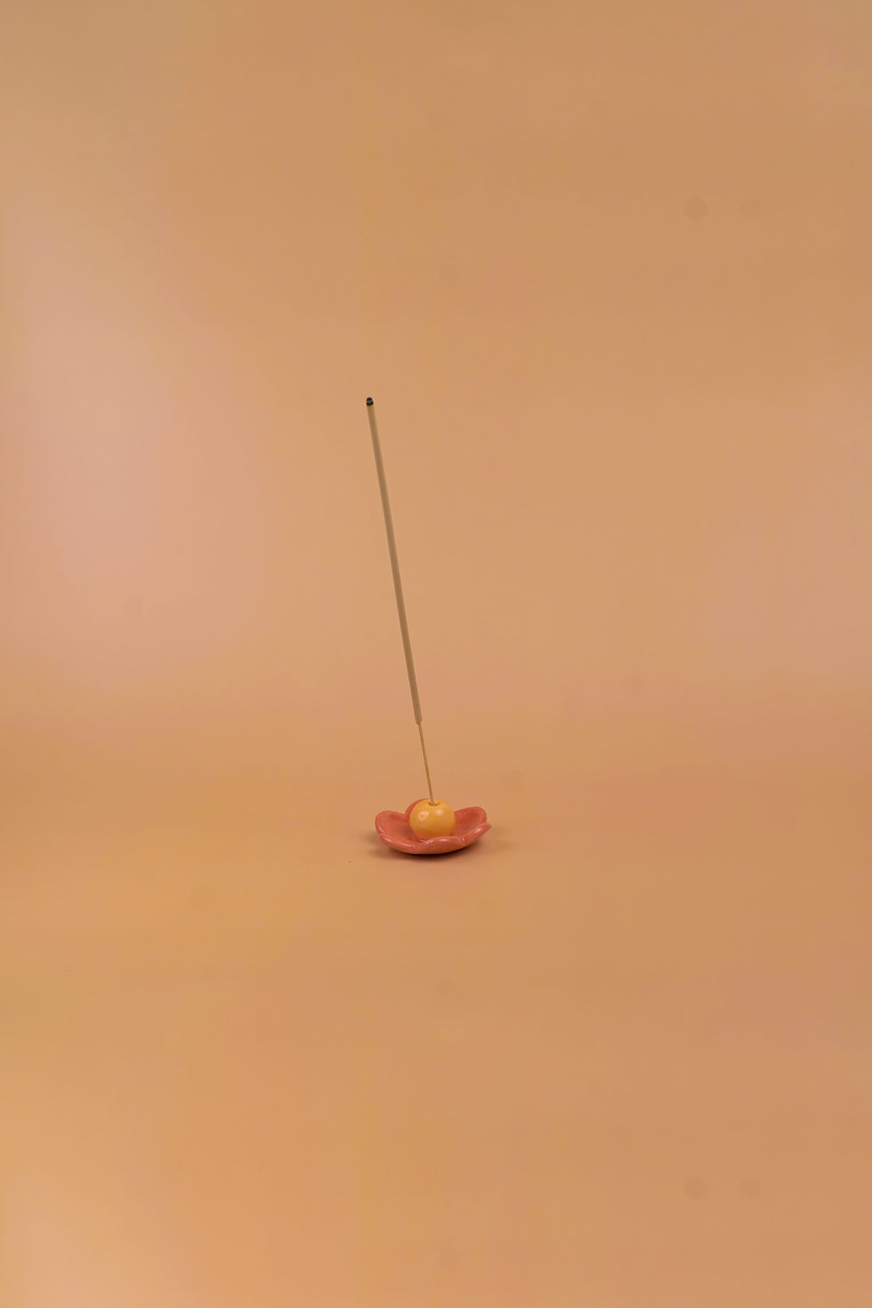 Incienso quemándose sobre un Portainciensos KARMA_Baby blue con fondo melocotón. Ohdella!