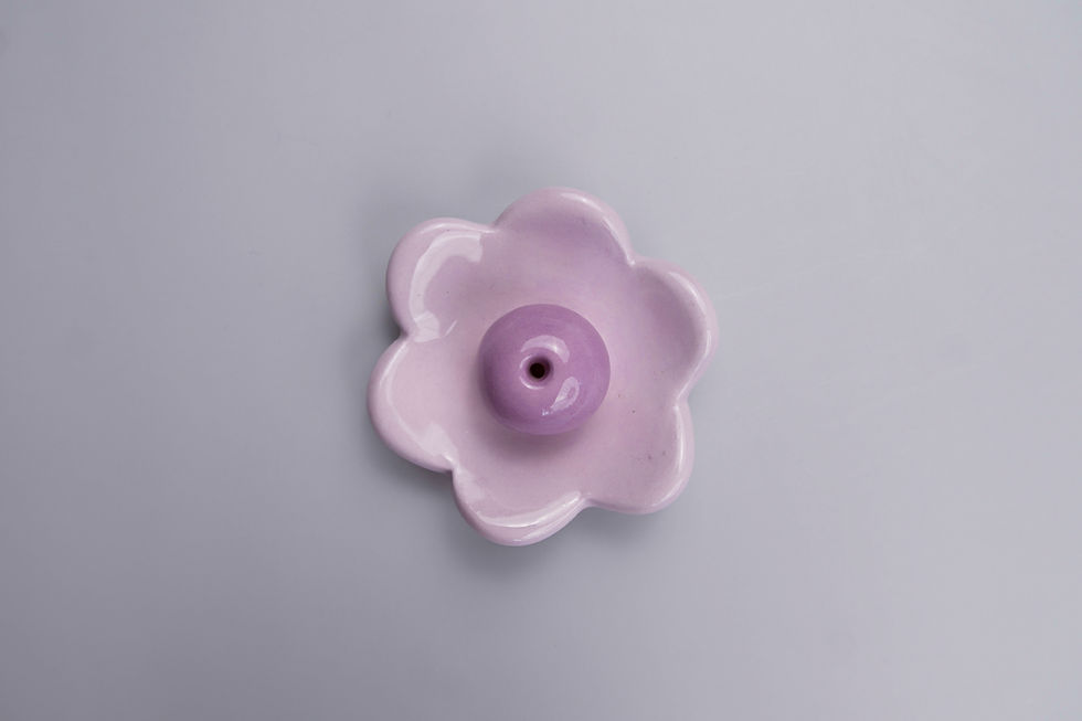 Portainciensos KARMA_Baby blue, floral design, and purple center on gray background.