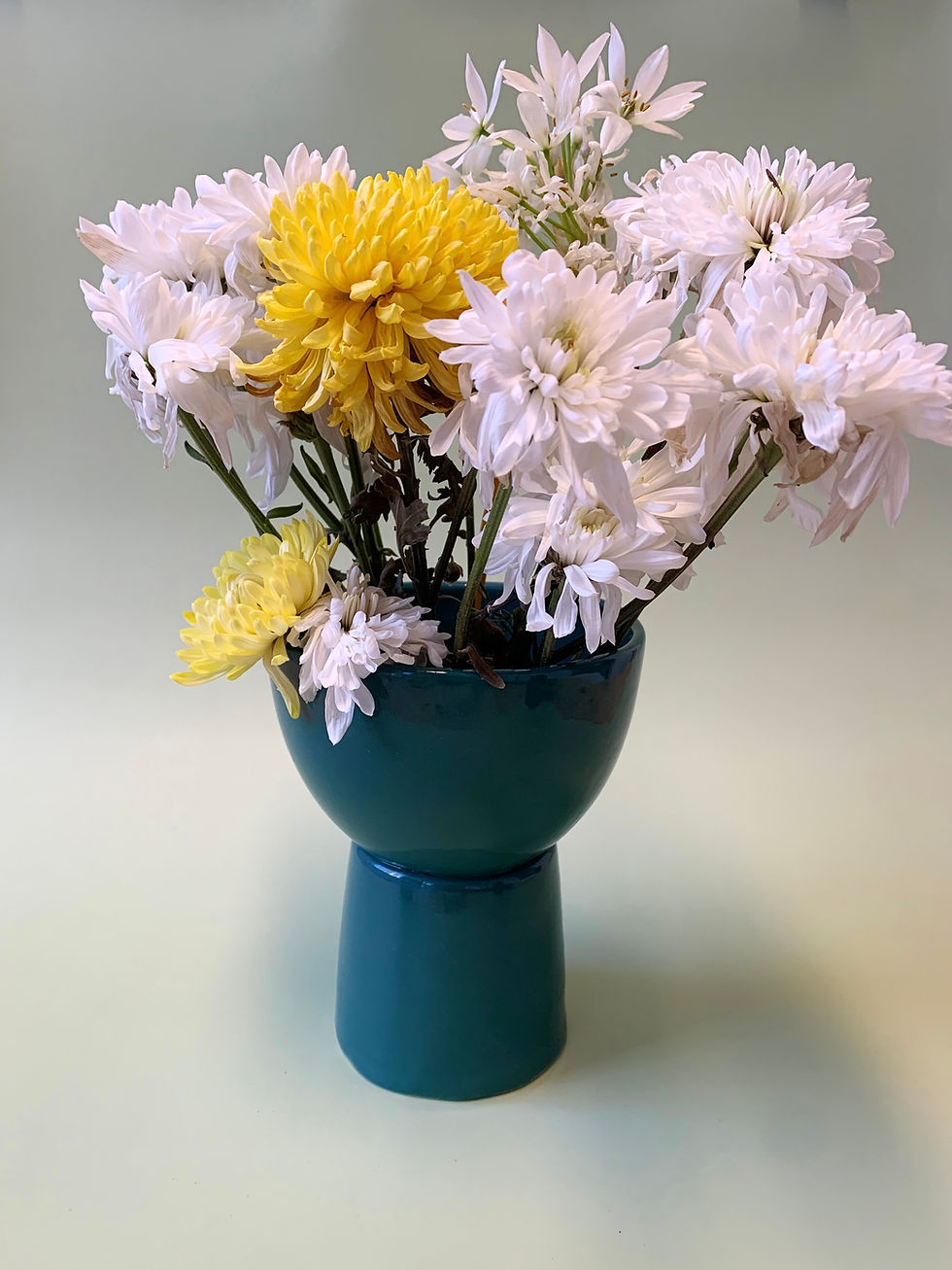 Arreglo floral con crisantemos blancos y amarillos en jarrón Portainciensos KARMA_Baby blue.