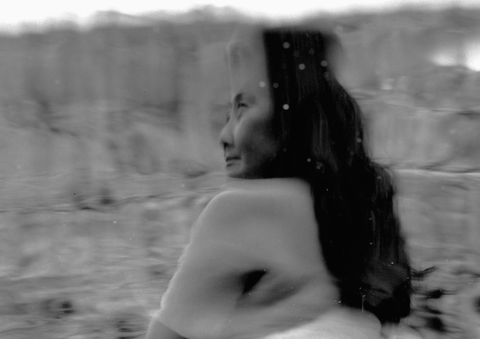Fine-art portretfotografie van een vrouw reflectie in het water