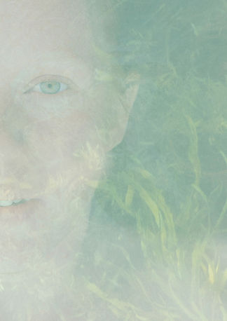 Kunstzinnig fine-art portret van een vrouw, intiem verweven met de natuur.