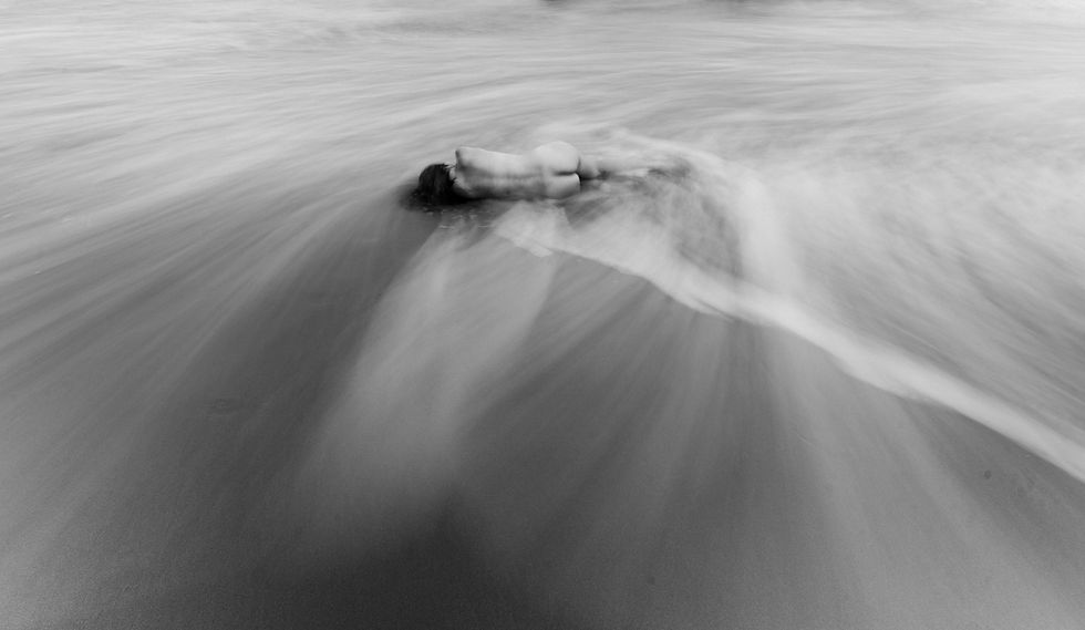 Fine-art portretfotografie in de zee — kunstzinnig portret waarin vrouw en water één worden.