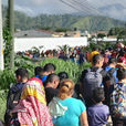 fila de migrantes