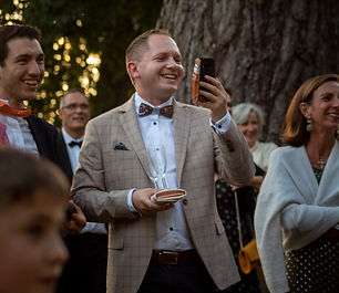 Spectateur d'un magicien prestigitateur