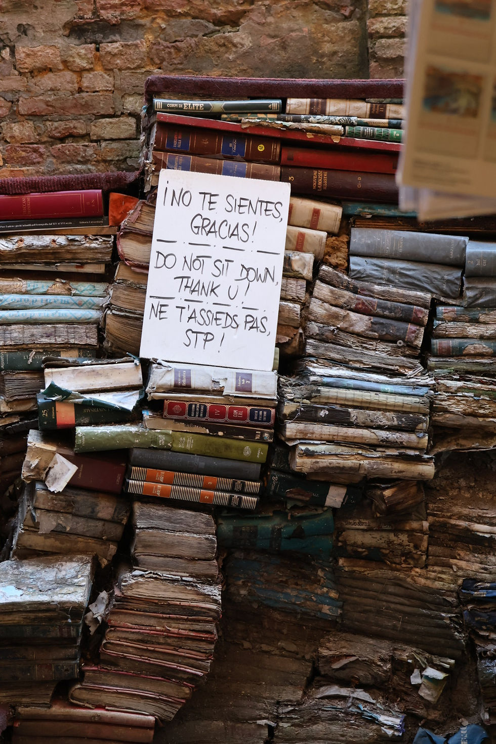 Libreria Acqua Alta Venezia, cartello turisti