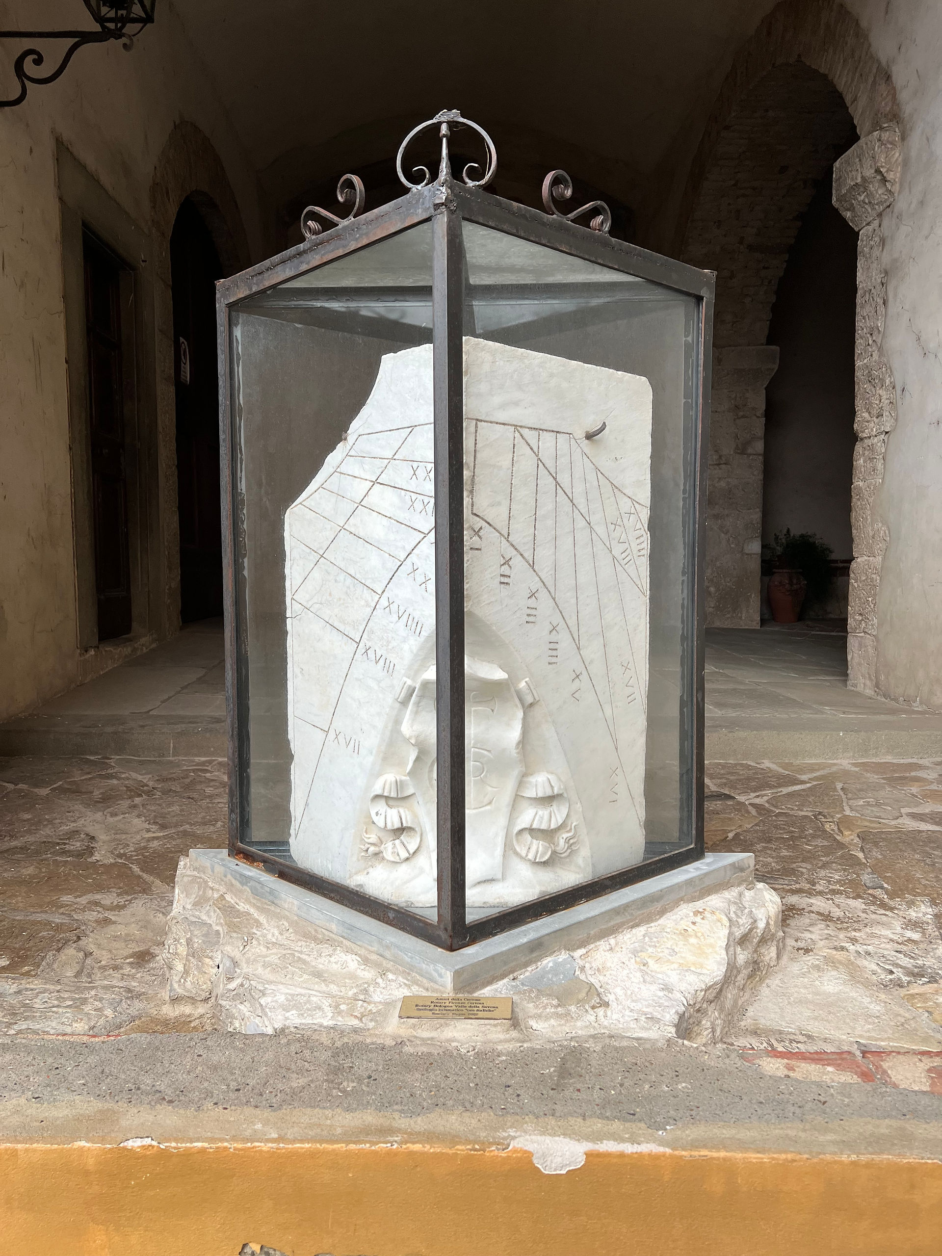 Stele con meridiana Certosa