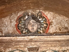 Ipogeo dei Cristallini, Rione Sanità, altorilievo con Medusa